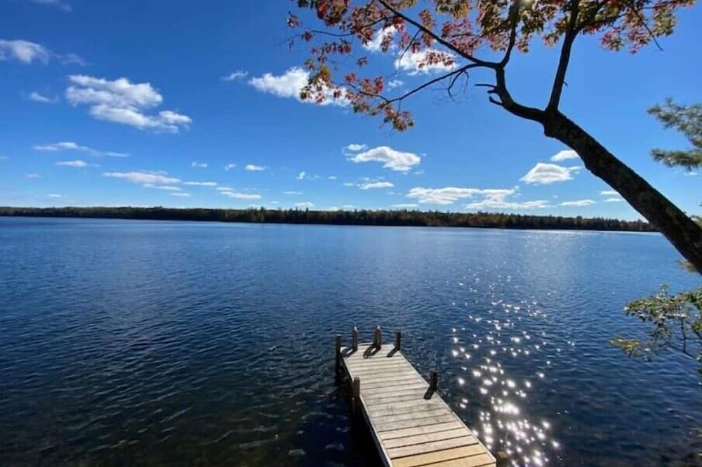 Kents Hill Cabin | Quaint & rustic 2-bedroom camp on Echo Laken