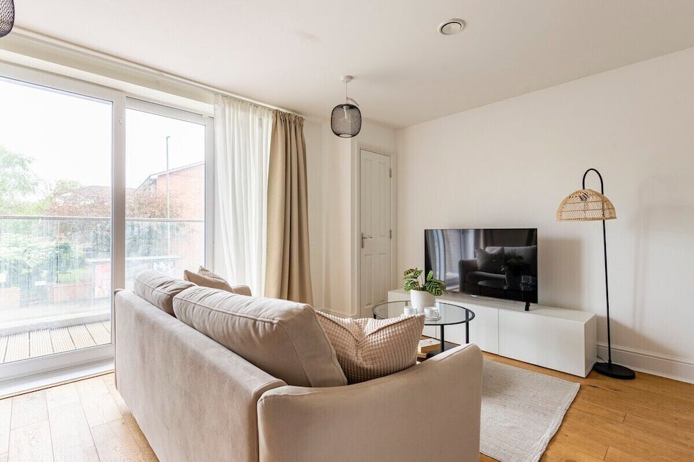 Epsom Apartment | Modern Luxury Flat With Sofa Bed in Epsom/Surrey