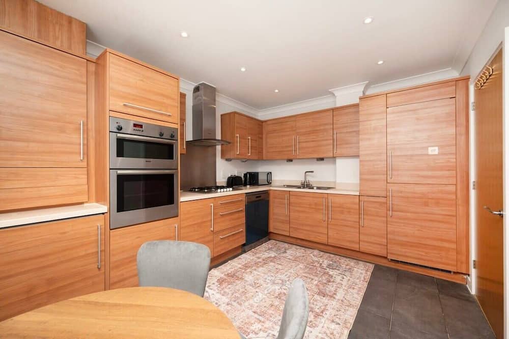 Yeading House | Chic and Spacious 4BR Family Home with Garden