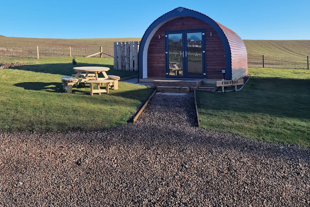Eyemouth Cabin | Herdwick - luxury pods with Private hot tubs - BBQ - 750m to Beach