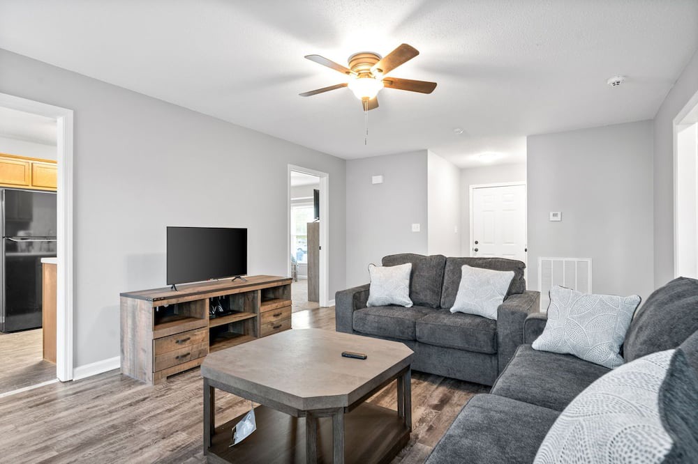 Clarksville House | 5 minute to gate 4, pets welcome