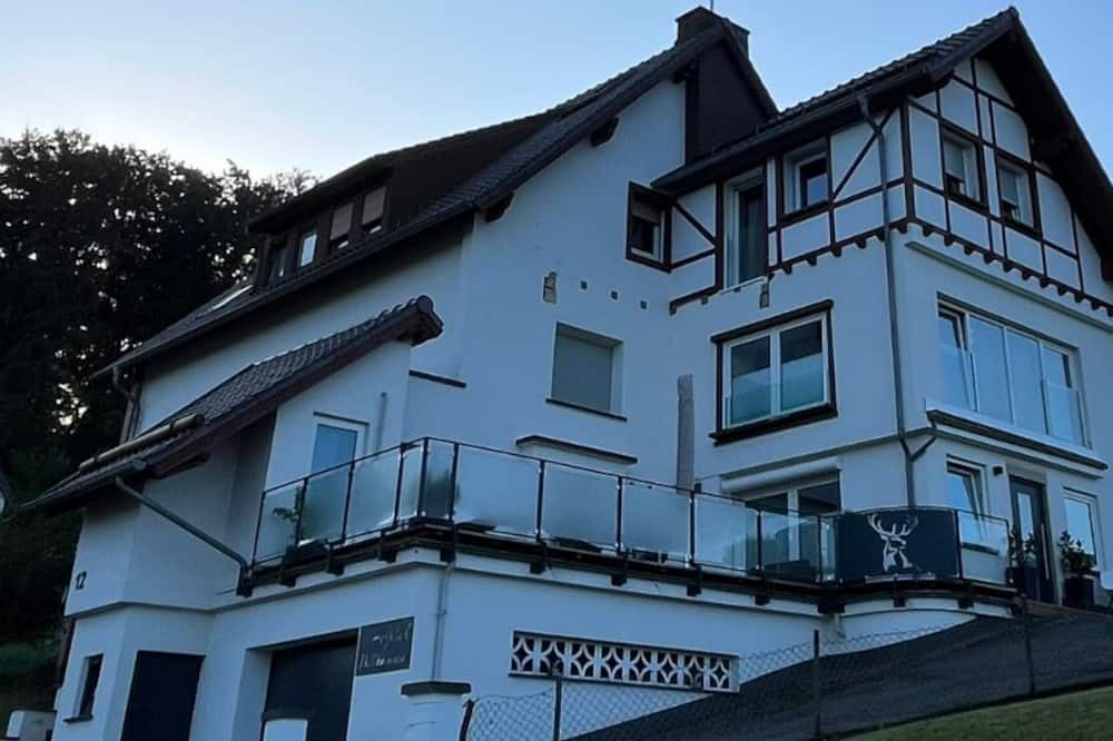 Pelm Apartment | Wellness Appartement Eifelglück mit Blick auf die Pelmer Kasselburg
