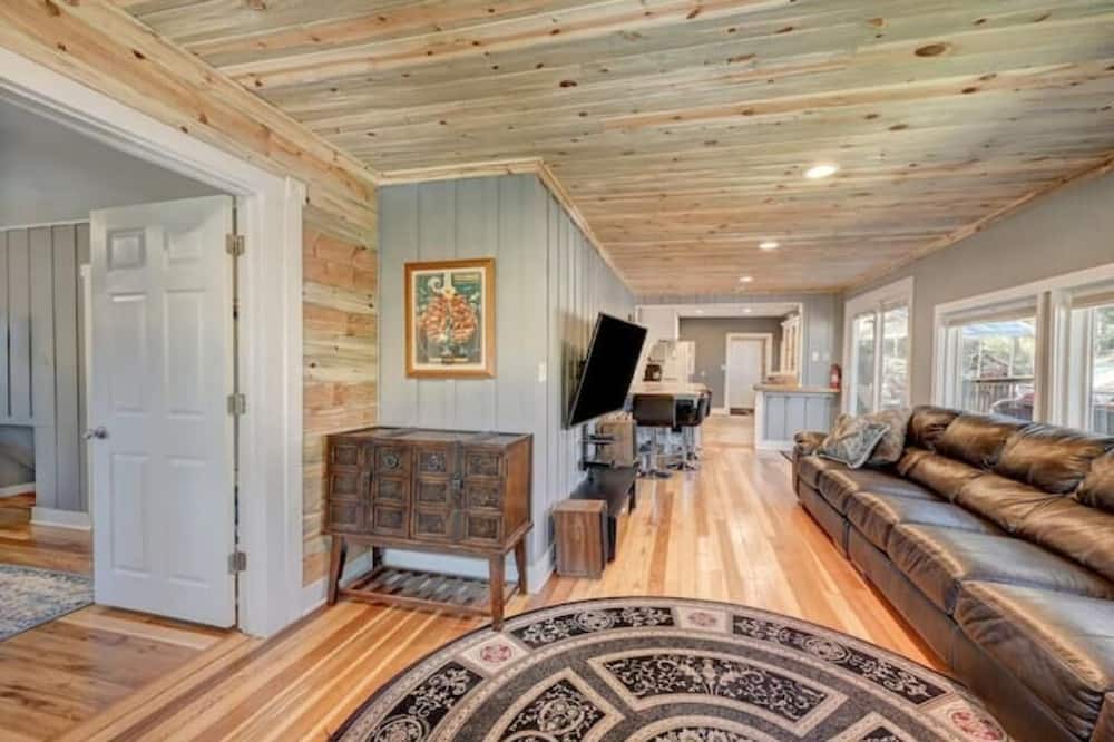 Evergreen Cabin | House in downtown Evergreen. 3 bedrooms, sleeps 7