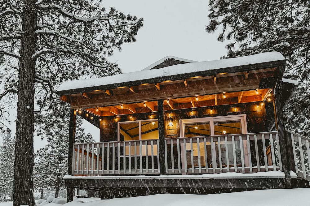 Creston Cabin | Modern Rustic Cabin. 30 Mins from Glacier Park. Mtn Views and Pond Onsite