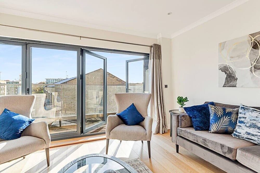 Syon Apartment | 2 Bedroom Penthouse in Brentford