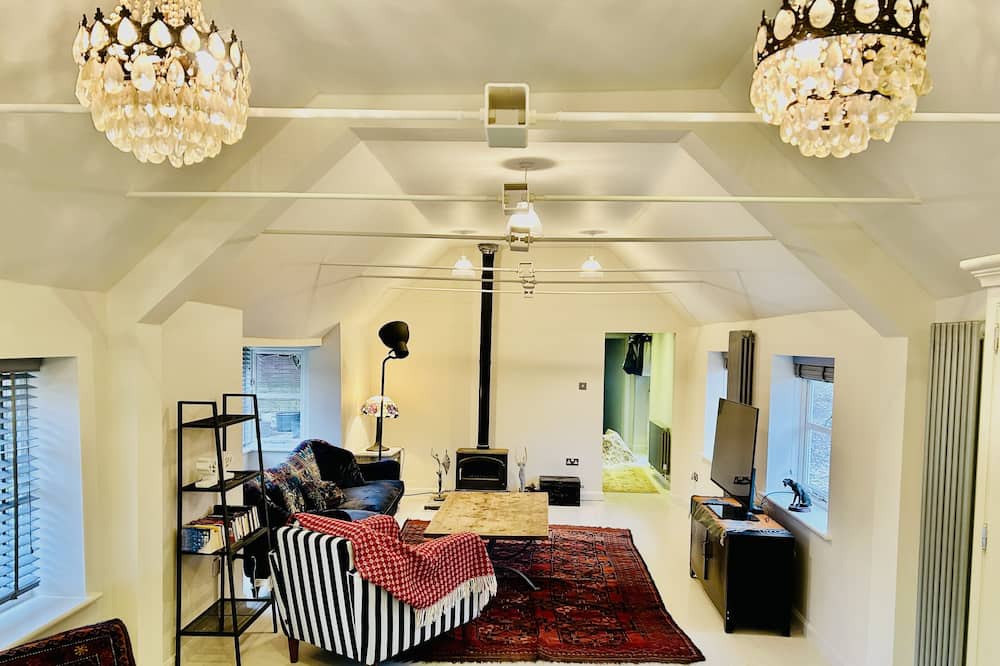Maidstone Cottage | Superb 2 bed cottage - Hot tub, log burner and gardens in tranquil setting