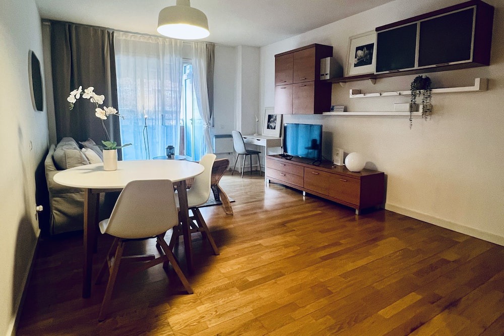 Sant Andreu de Palomar Apartment | Modern studio near metro 5 minutes from La Maquinista Great lighting and balcony