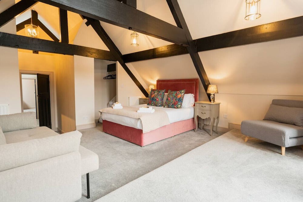 Tarvin House | Spacious and stylish accommodation - sleeps 15