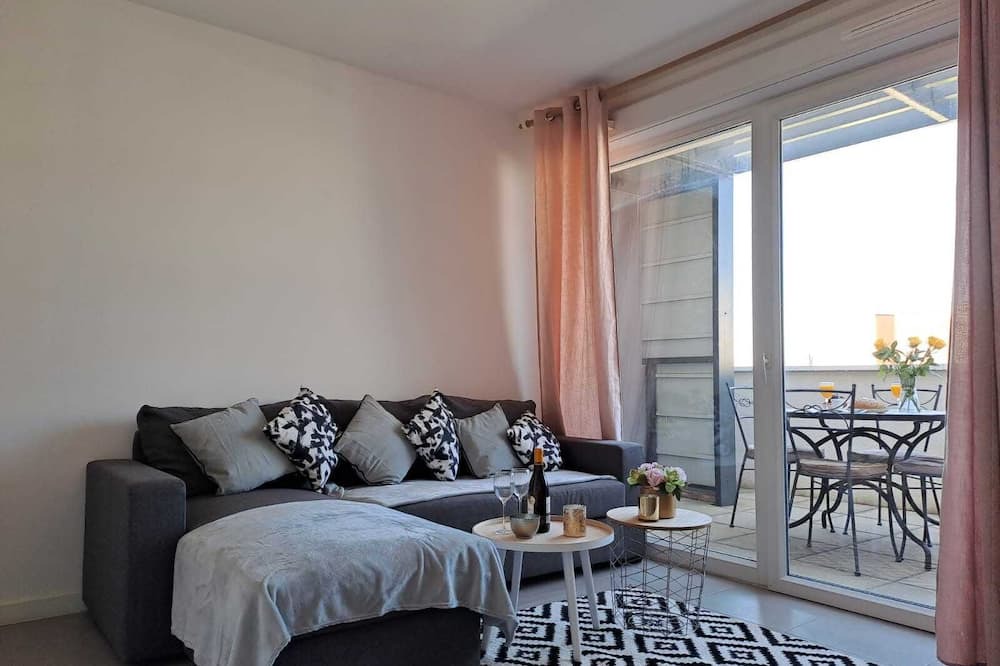 Mauguio Apartment | Very quiet studio with a beautiful terrace