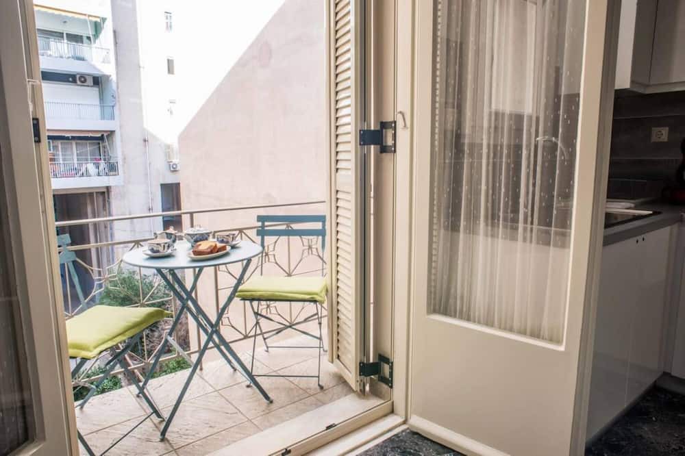 Nea Chalkidona Apartment | Sunny flat w/h balcony and homey feel near metro