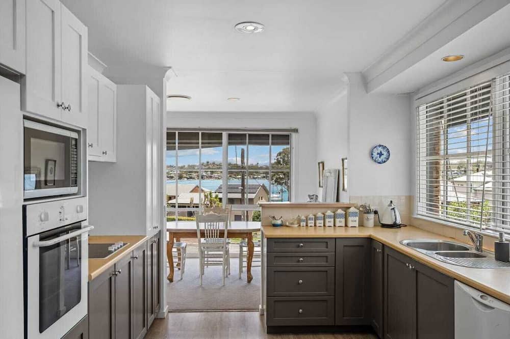 Lake Macquarie City Council House | Entire House Lakeside, panoramic water views, private Pool, 500m to boat ramp