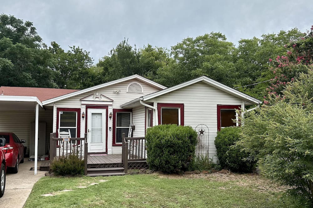 Denton House | Quiet neighborhood, free parking, security cameras, keypad entry.