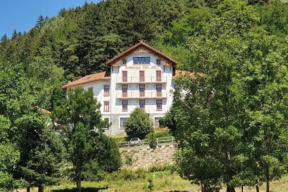 Seez Apartment | Apartment 'Location Paradiski San Bernardo' with Private Terrace and Wi-Fi