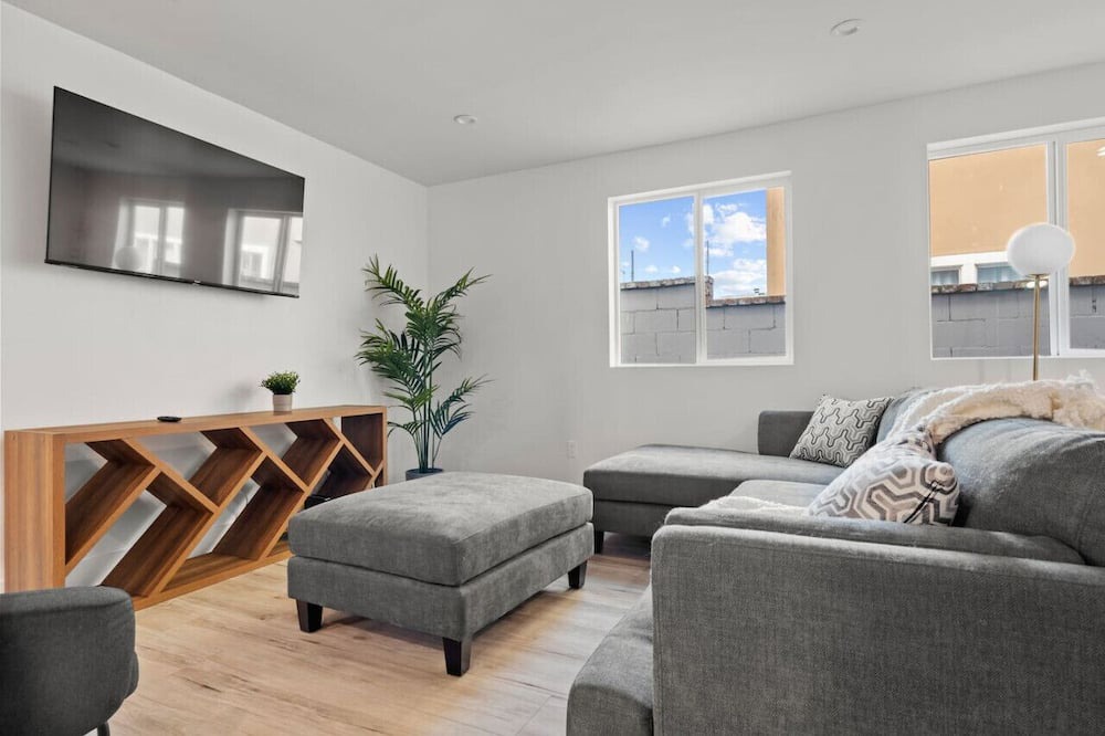 Vernon House | Home in Arts District w/ Parking