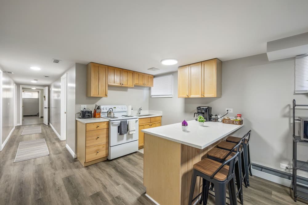 Skokie Condo | Skokie Sunrise - 3 Queen Beds