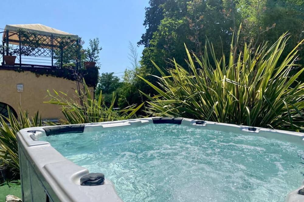 Montemurlo Villa | Stunning villa for 5 people with hot tub, WIFI, TV, pets allowed, panoramic view and parking