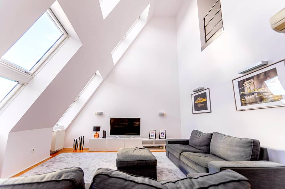 Ujlipotvaros Apartment | Modern Penthouse with Private Terrace Hot Tube