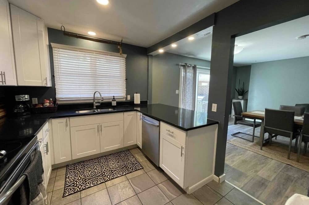 Greeley House | Large, beautifully updated townhome close to UNC and NCMC.