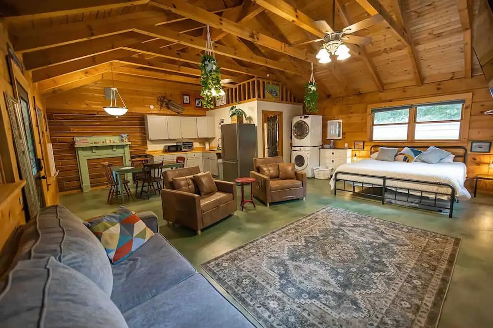 Checotah Apartment | Guest Suite with Hot Tub