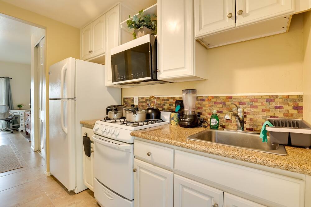 Vista Apartment | Charming Vista Studio w/ Patio: 4 Mi to Downtown!