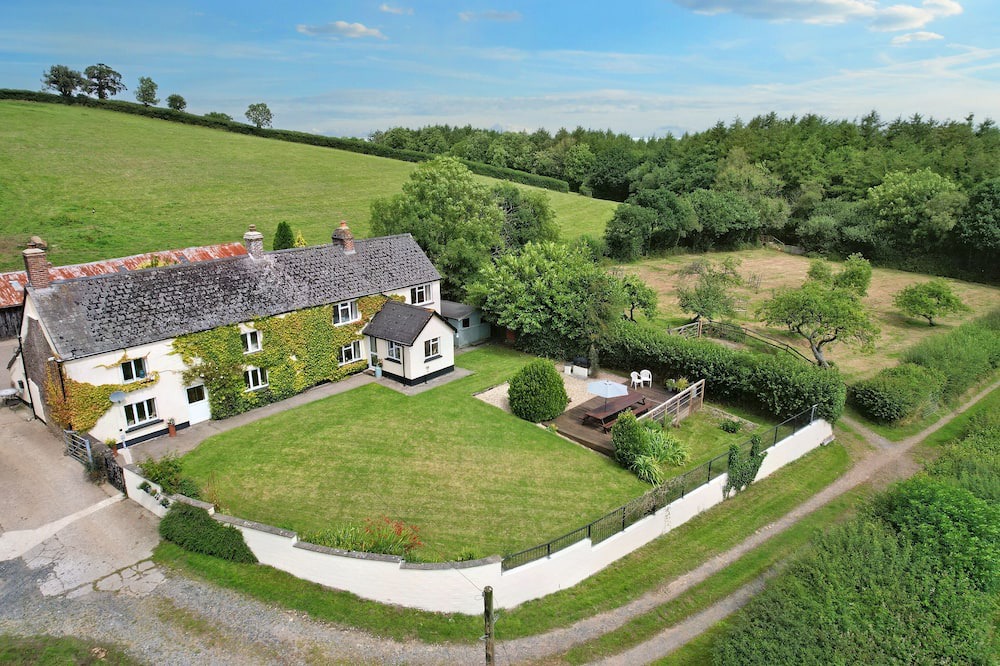 Petrockstowe House | HALLWOOD, pet friendly, with open fire in Hatherleigh