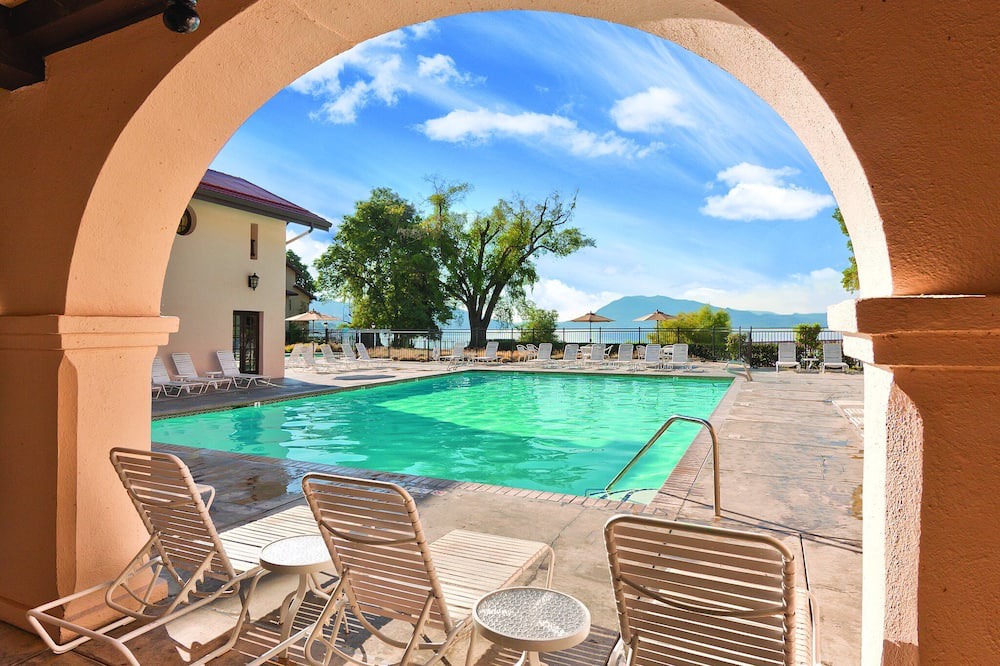 Nice House | Enjoy Clear Lake with the family in this resort 2BD condo with resort boat dock