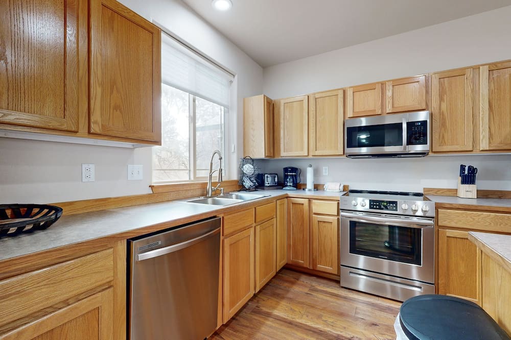 Klamath Falls House | Dog-friendly duplex with access to indoor pool, sports courts, & hiking trails
