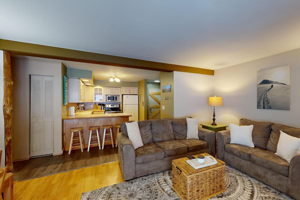Mendon Condo | Gateway Comfort - 2 BR Rustic Condo in Mendon