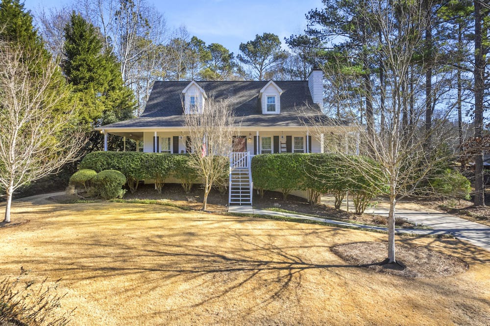 Acworth House | 3 BR - Garden Views - Smart TVs - Porch Swing - Fenced Yard - Washer & Dryer