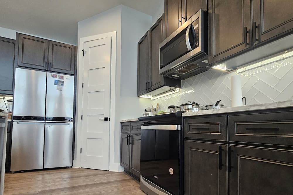 Point Venture Apartment | 3BR/2BA Upper-Level Retreat. Lakeview. Community beach access.