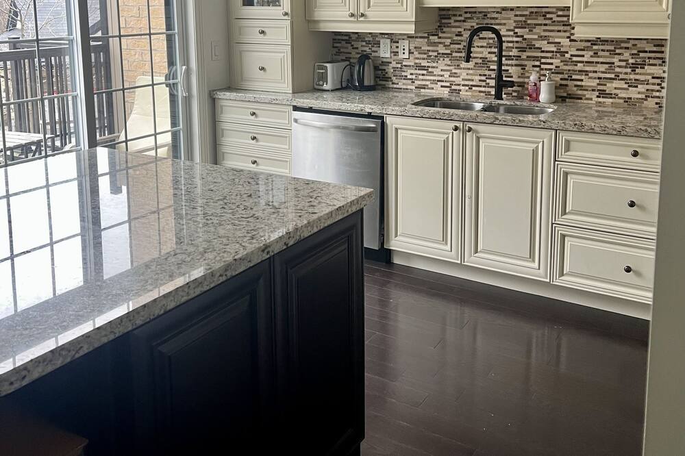 Ajax House | Modern and Bright 3 Bedroom Townhome W/ Parking!