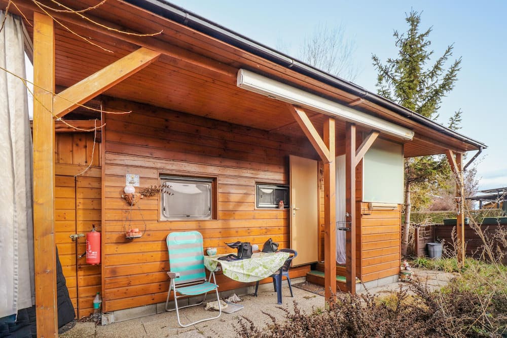 Rust House | Look forward to a relaxing break in this mobile home by the lake.