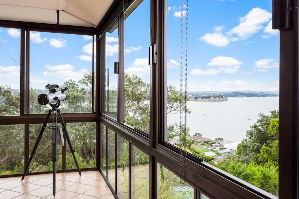 Tindalls Beach House | Harbour Retreat with sea views and BBQ