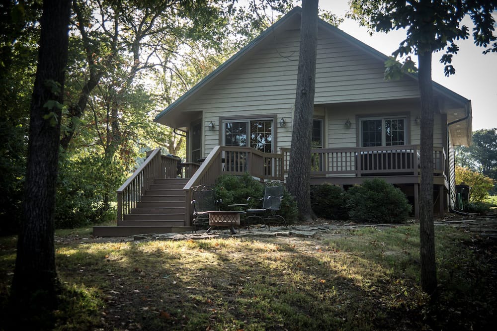 Carbondale Cabin | Hot Tub Cabin- In the Heart of Shawnee Wine Trail