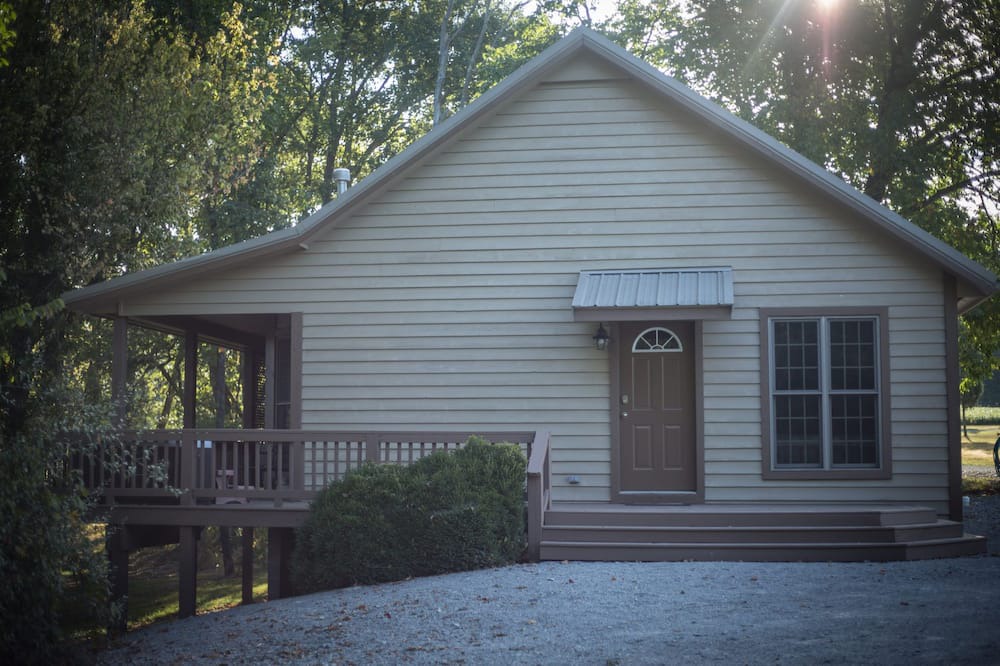 Carbondale Cabin | Hot Tub Cabin- In the Heart of Shawnee Wine Trail