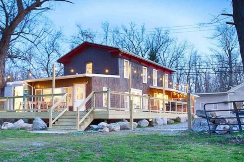 Holcomb Cottage | Modern Nature - A Home in the Hills