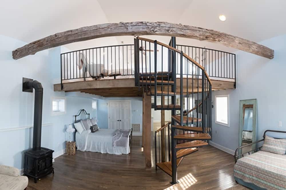 Forest Cottage | Charming Stable Cottage Located on West Manor Estate