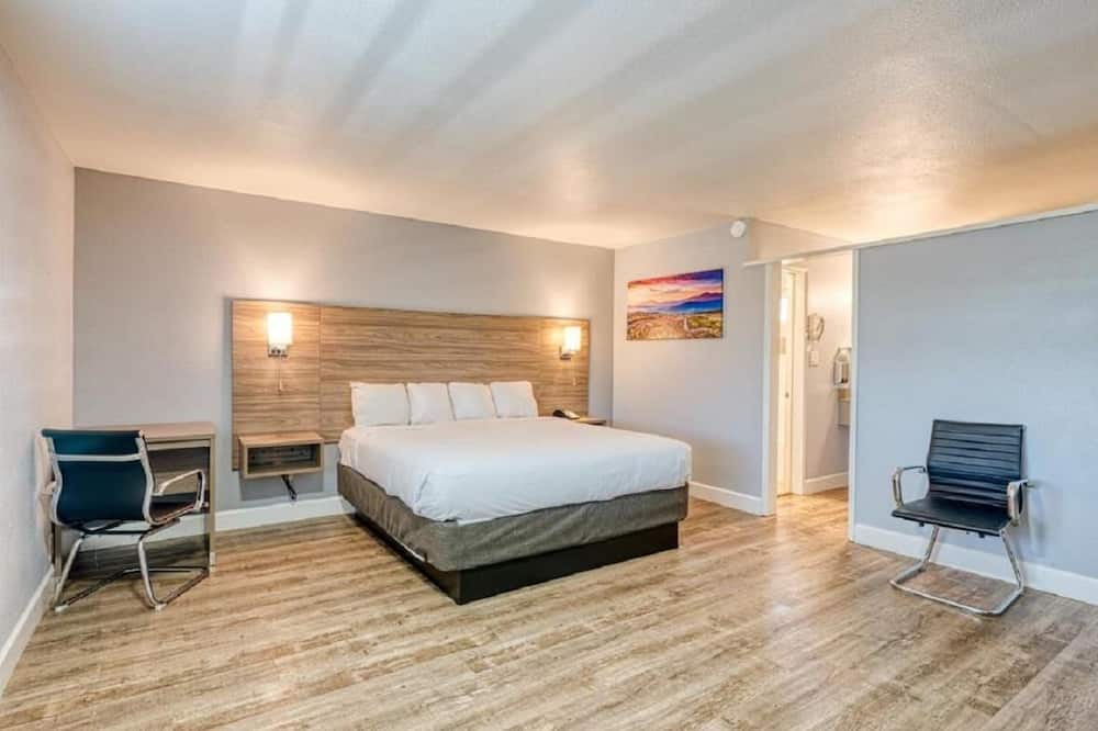 San Luis Obispo House | Non-Smoking 1 King Bed Suite