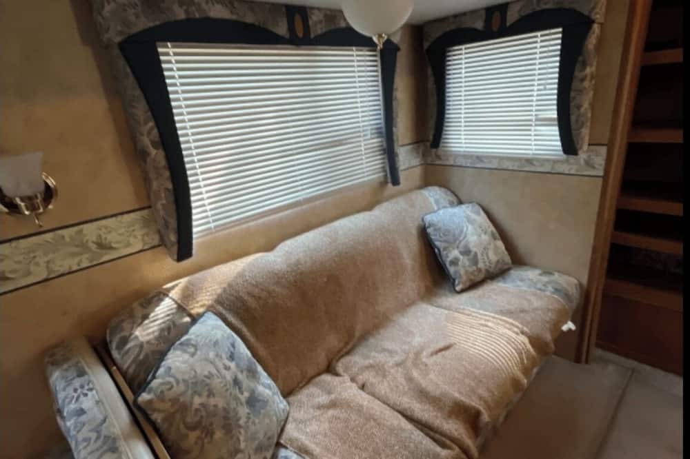 Crystal Falls RV Rental | 2006 Jayco JayFlight- Lakeside Adventures