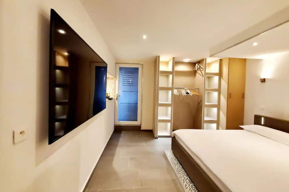 Publier Apartment | Holiday Apartment "Grand Standing Les Pieds Dans L'Eau" with Lake View, Private Terrace & Wi-Fi
