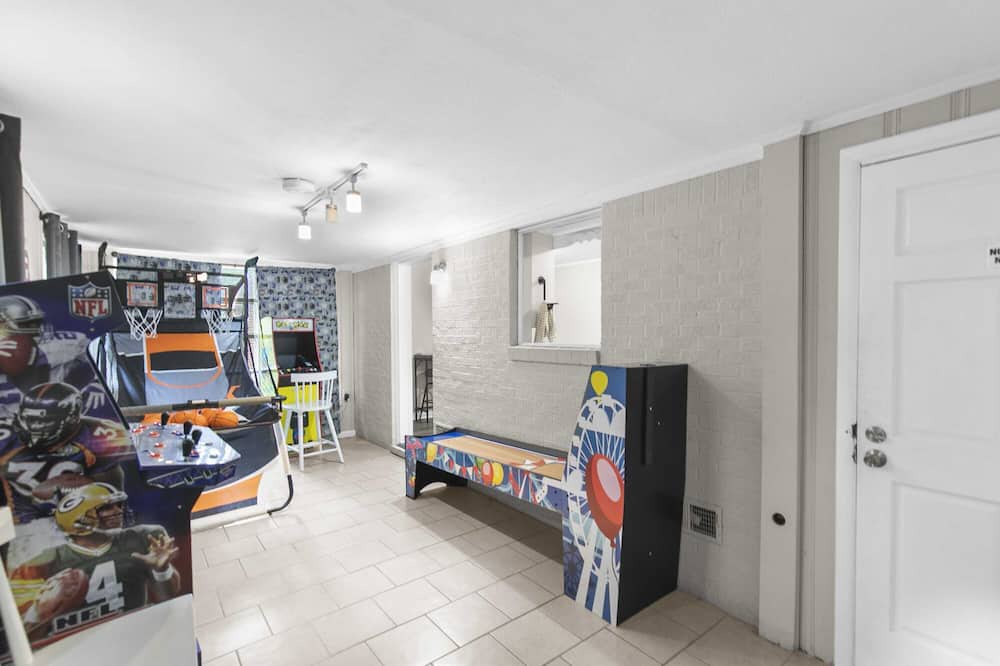 New Castle House | Center Point Gem: 4BR, Parking & Long Stays