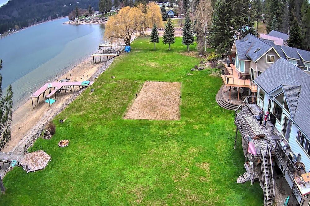 Laclede Bed & Breakfast | Charming waterfront home with 4 bedrooms 3 bath and WiFi, AC in Laclede Idaho