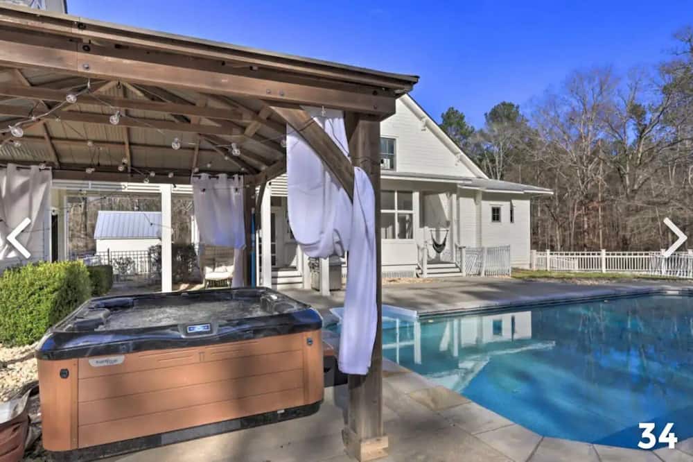 Dallas Other | Luxury Farmhouse Pool Hot Tub Fire Pit