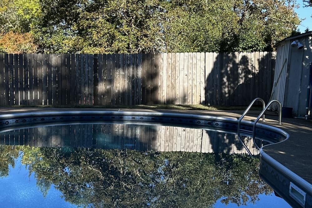 Friendly House | Vintage Modern Home in South Eugene w/ Pool