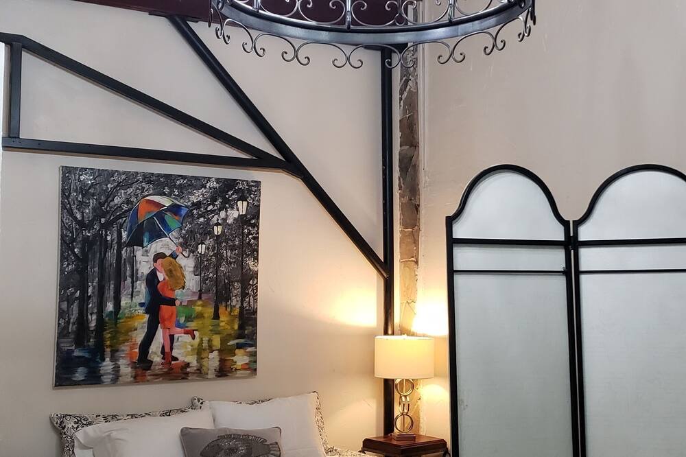 Western Division Apartment | Spacious Loft King-Bed & Sofa centrally-located #1