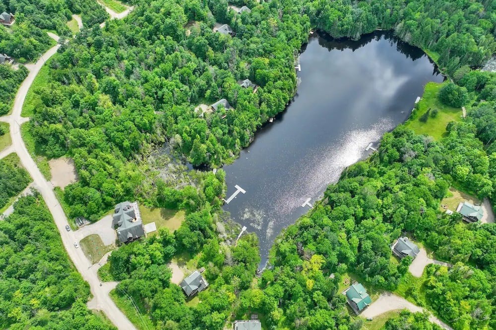 Labelle Ski Chalet | Blueberry Lake Resort - Waterfront Cottage 5 Bedrooms / Kayaks/Pool/Hot Tub