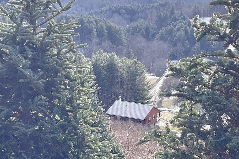 Providence House | 5 Min. from New River! Charming 2-Bedroom Mountain Home, Gorgeous Views, 3 Decks