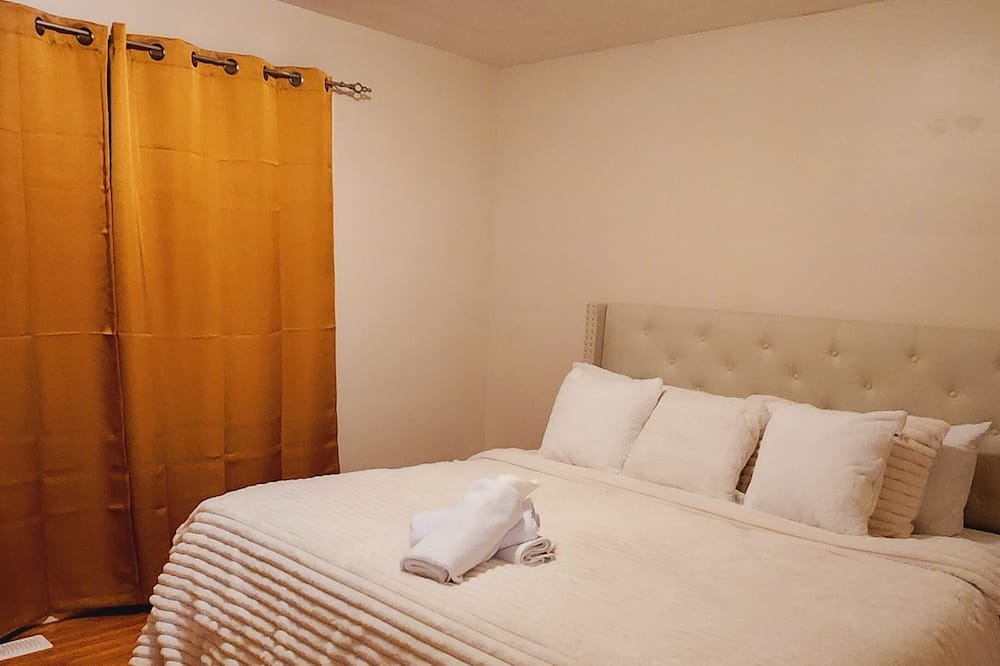Burlington House | Luxurious Downtown Ground Floor Staycation. Newly furnished.