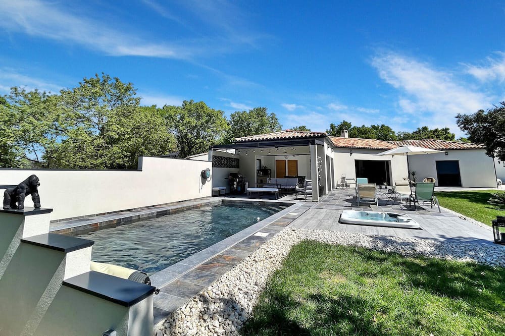Sainte-Cecile-les-Vignes House | Experience the charm of Sainte Cécile Les Vignes in this delightful, air-conditioned villa, an idyll