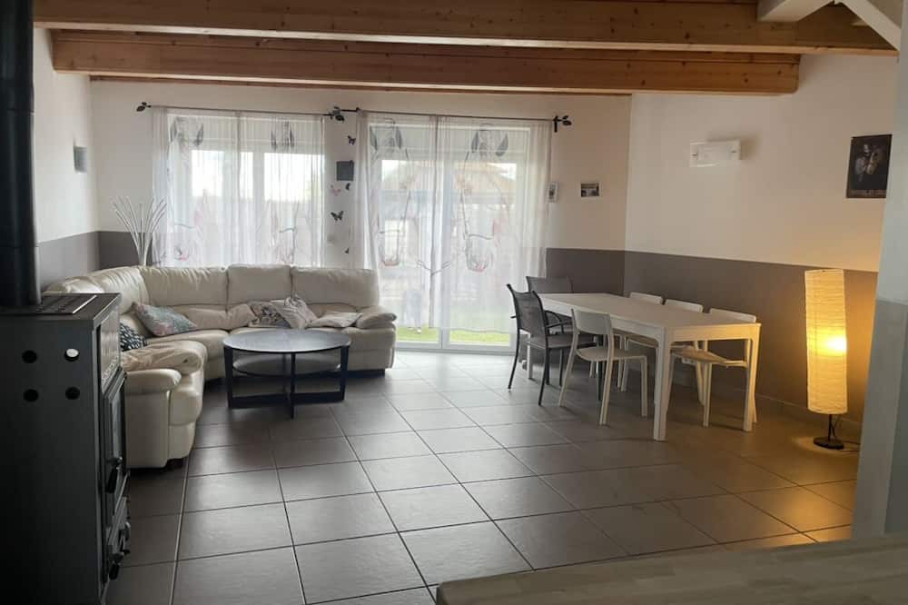 Montluel House | Maison Mitoyenne à la Campagne. 3 Chambres. Proche Sortie A46, A432 les Echets